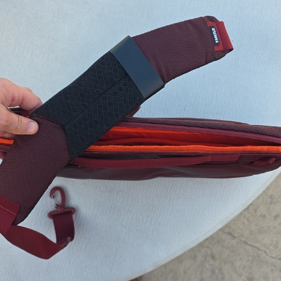 Thule Maroon Laptop Bag - Picture 3 of 4